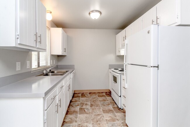 Interior Photo - Olympia Townhouses - 211 Pattison