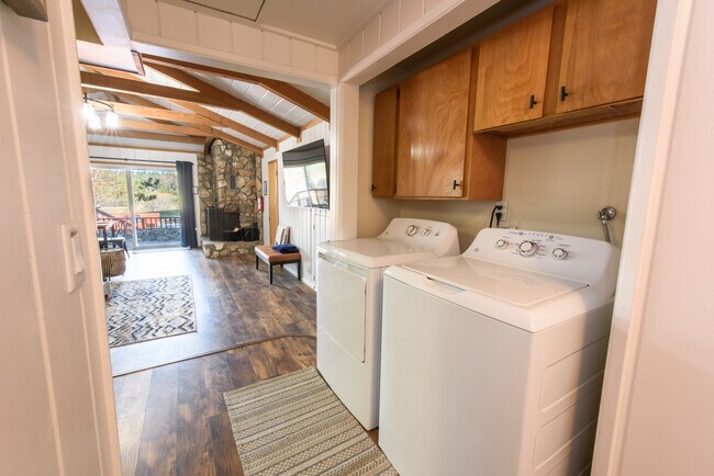 Washer/Dryer - 1097 Club View Dr