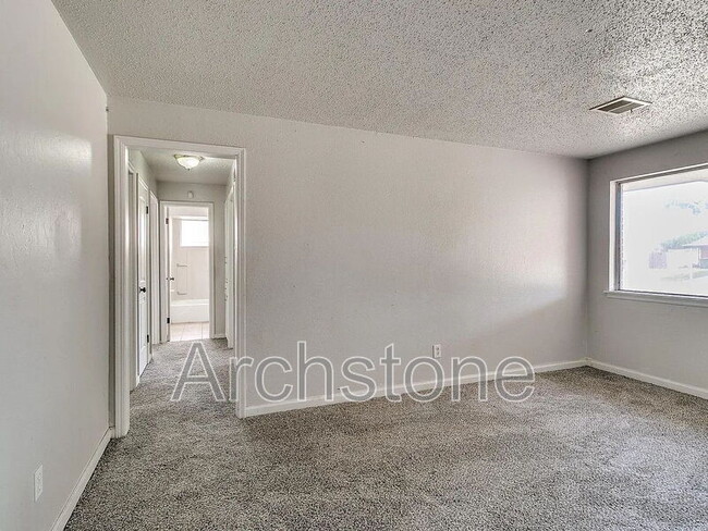 Building Photo - 3217 Overland Dr