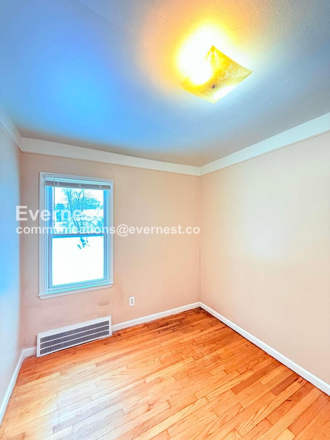 Building Photo - 8431 Rosemont Ave