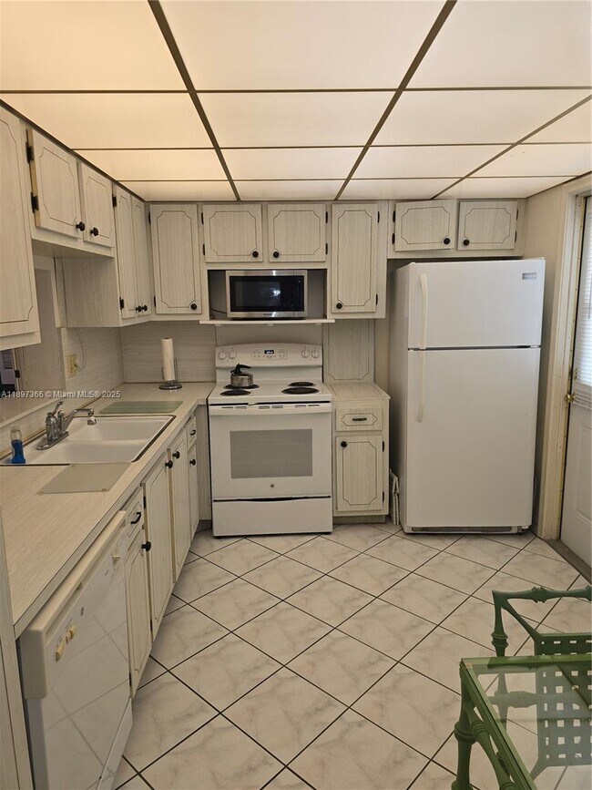 Building Photo - 609 NE 14th Ave