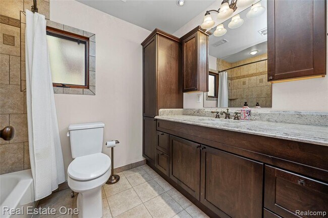 Building Photo - 2739 Lakeridge Ave