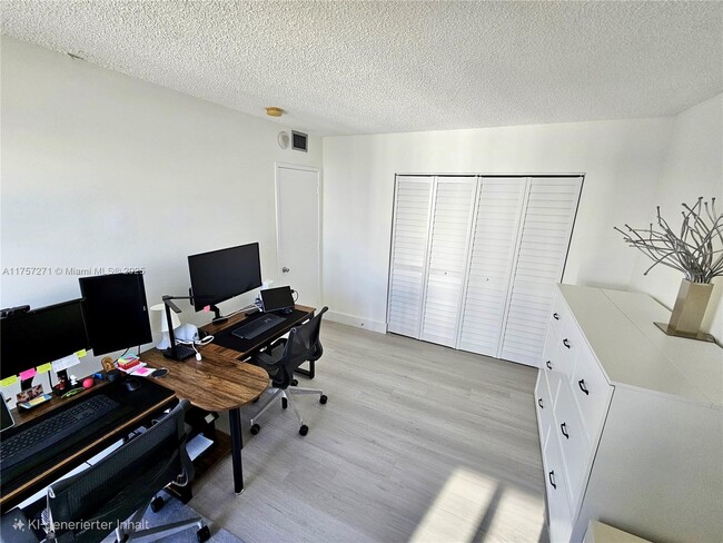 Building Photo - 3731 N Country Club Dr