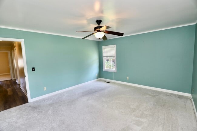 Building Photo - 549 Pringle Dr