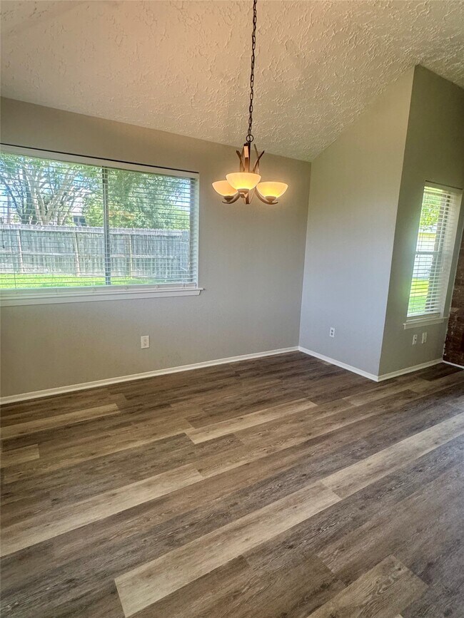 Building Photo - 15702 Roxton Ridge Dr