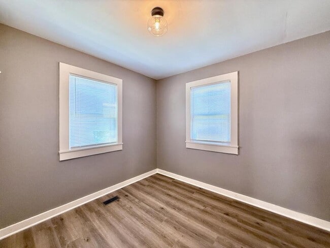 Building Photo - 716 Forest St