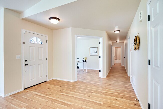 Building Photo - 3 Bedroom Rambler in Quiet Port Orchard Lo...