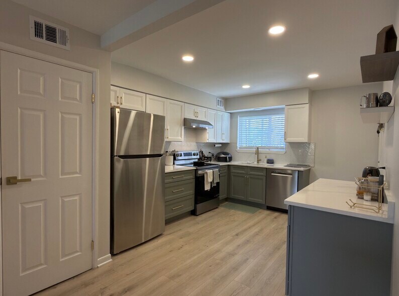 Building Photo - 9416 Bay Colony Dr