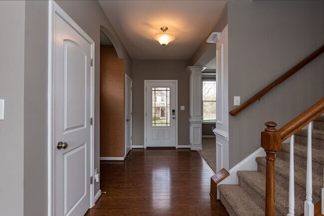 Building Photo - Gorgeous LARGE Family Home!