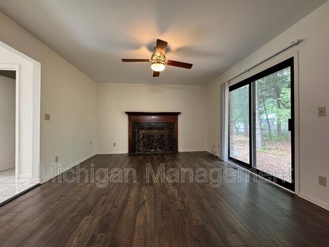 Building Photo - 40250 Pinetree Dr