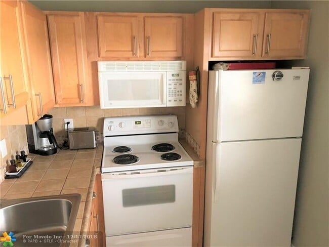 Building Photo - 2515 NE 1st Ct