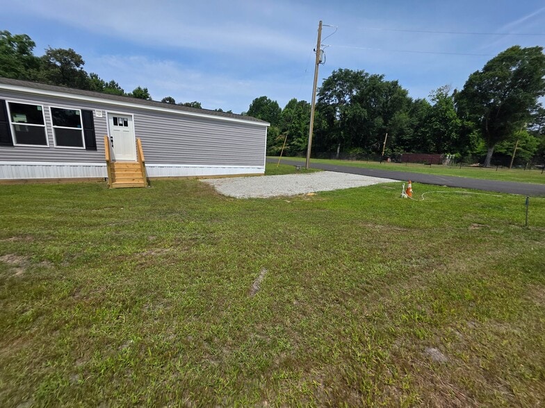 Building Photo - 611 Wright Ln