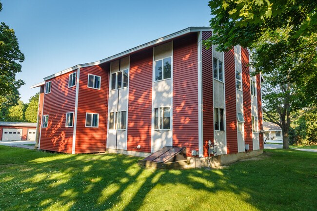 Building Photo - 48 Hemlock St
