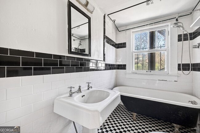 Building Photo - 300 Oxford Pl NE