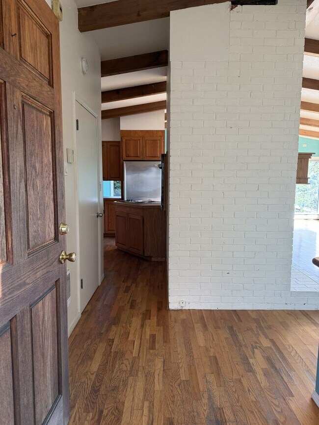 Building Photo - 1150 N 5th St