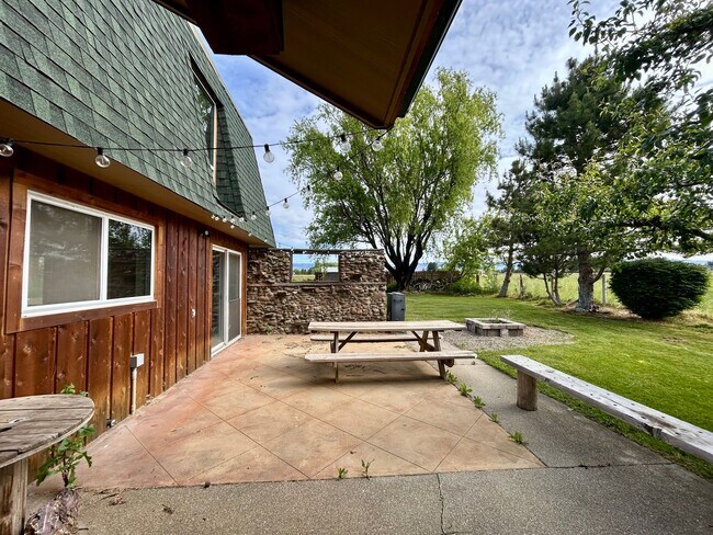 Building Photo - 3 Bedroom Home on Two Acres