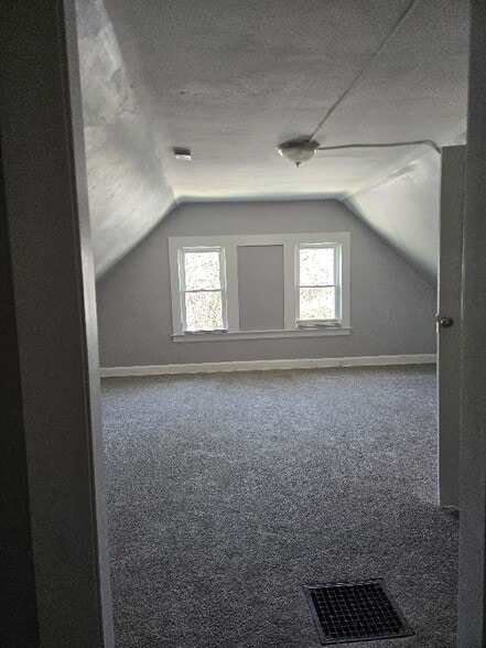 Building Photo - 9024 Yale Ave