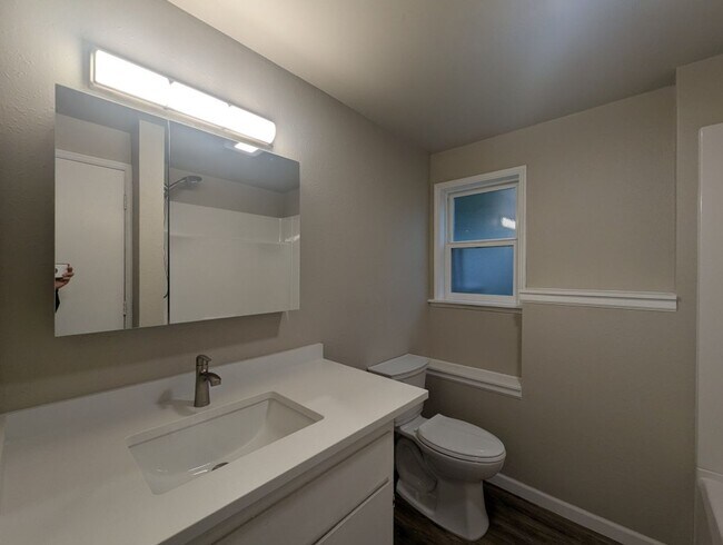 Building Photo - 551 Elm Way