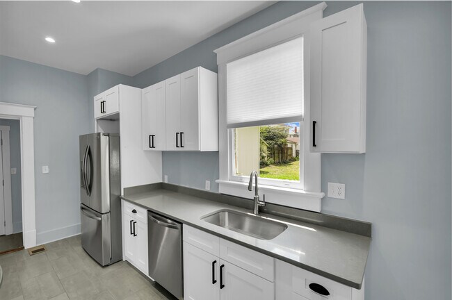 Building Photo - 537 E 40th St