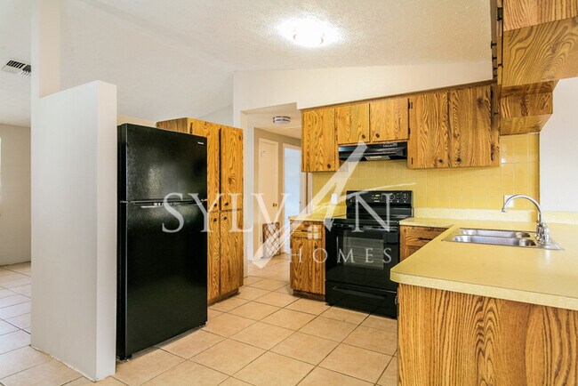 Building Photo - The living is easy in this 3 bedroom, 2 ba...