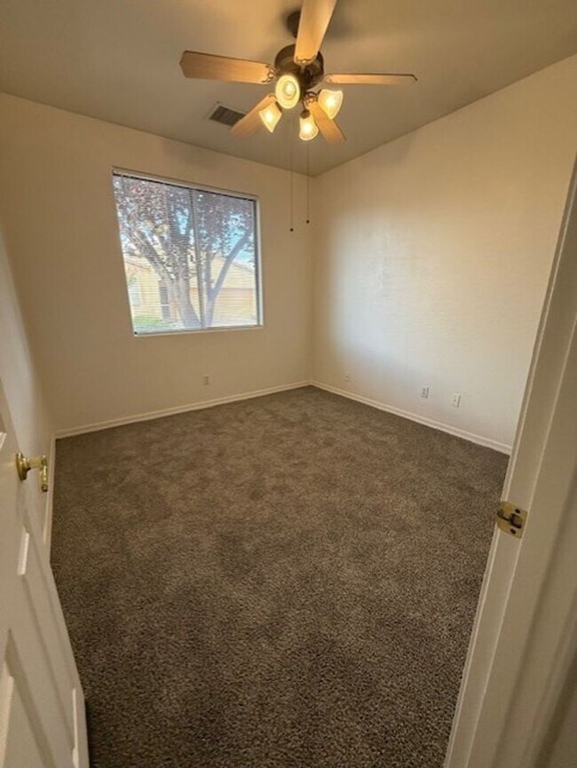 Building Photo - REDUCED!! 3 Bed 2 Bath Available Now!! Con...