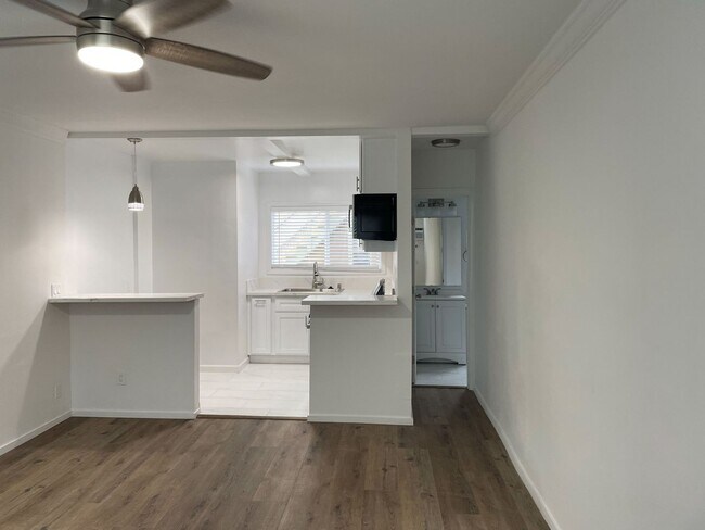 Interior Photo - 1136-1160 N. El Centro Ave