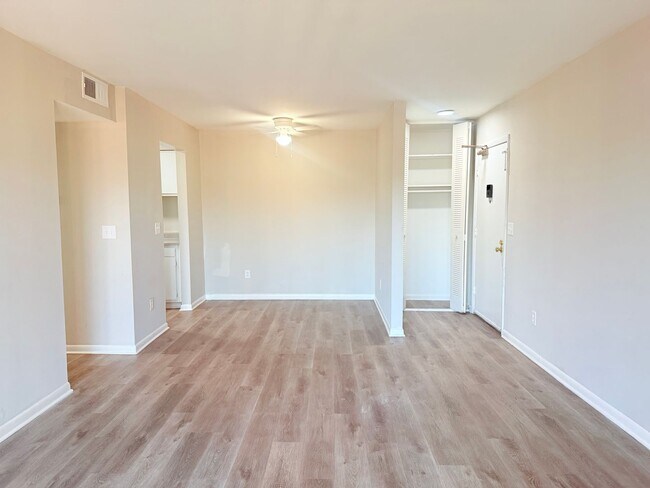 Building Photo - Large 2 bedroom!