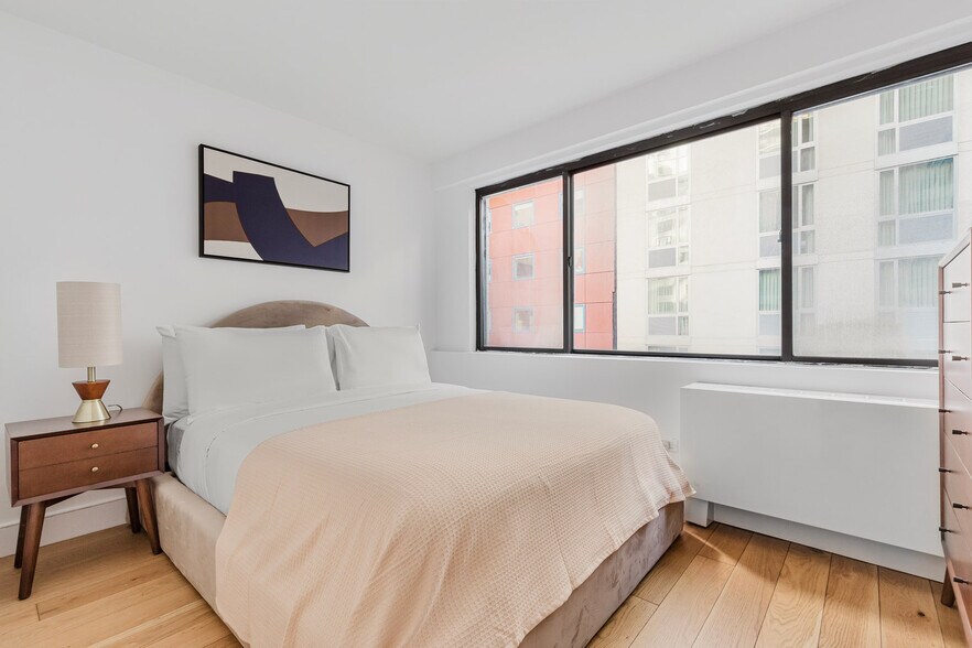 Building Photo - 230 E 44th St