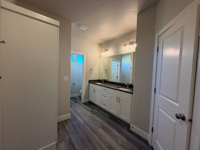 Building Photo - BRAND NEW TOWNHOME FOR RENT!