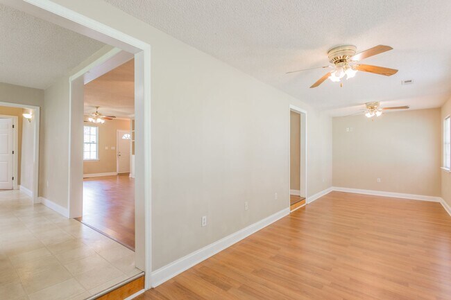 Building Photo - Charming home on River Canyon Drive