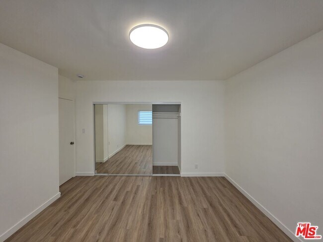 Building Photo - 827 9th St