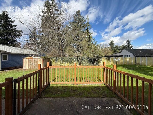 Building Photo - 12305 NE Brazee St