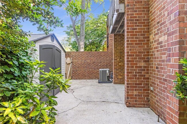 Building Photo - 648 Cleburne Terrace NE