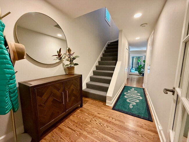 Building Photo - 747 W Dickens Ave