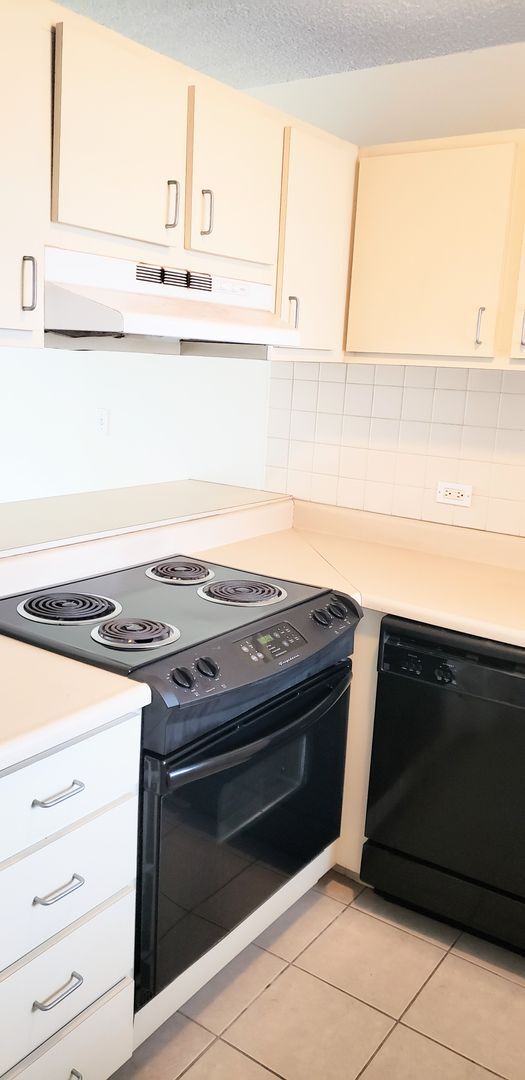 Building Photo - Summer Palace, Ala Moana, 1 Bedroom 1 Bathroom 1 Covered Parking Condominium Ocean View