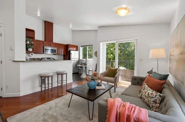 Building Photo - Top Floor 2-Bed Condo with Garage Parking