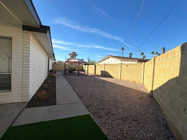 Building Photo - Scottsdale, 3 bed, 2 bath, 2 car garage, 1...