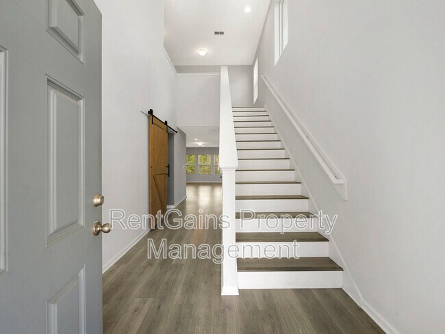 Building Photo - 597 Meadow Ridge Dr