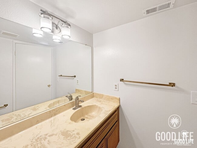 Building Photo - Spacious 4Bd/3Ba Townhome near SDSU