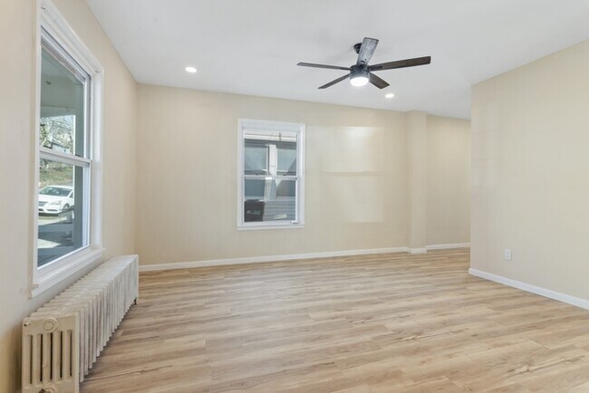 Building Photo - 5 Bedroom Single Family in Brunswick