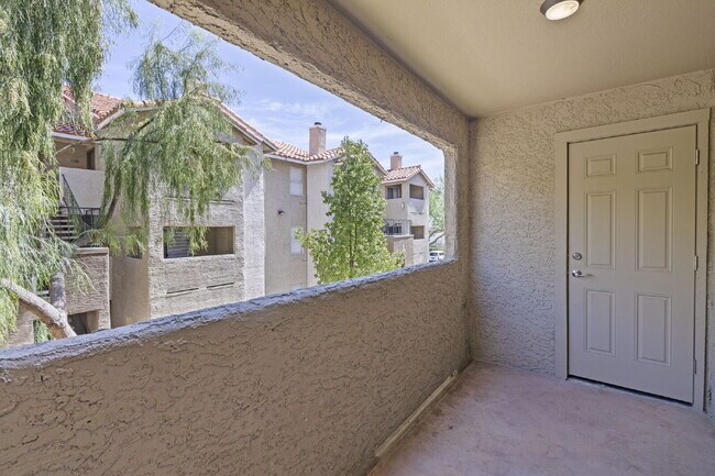 Building Photo - "Spacious 2-Bed, 2-Bath Condo Retreat in the Heart of Las Vegas!"