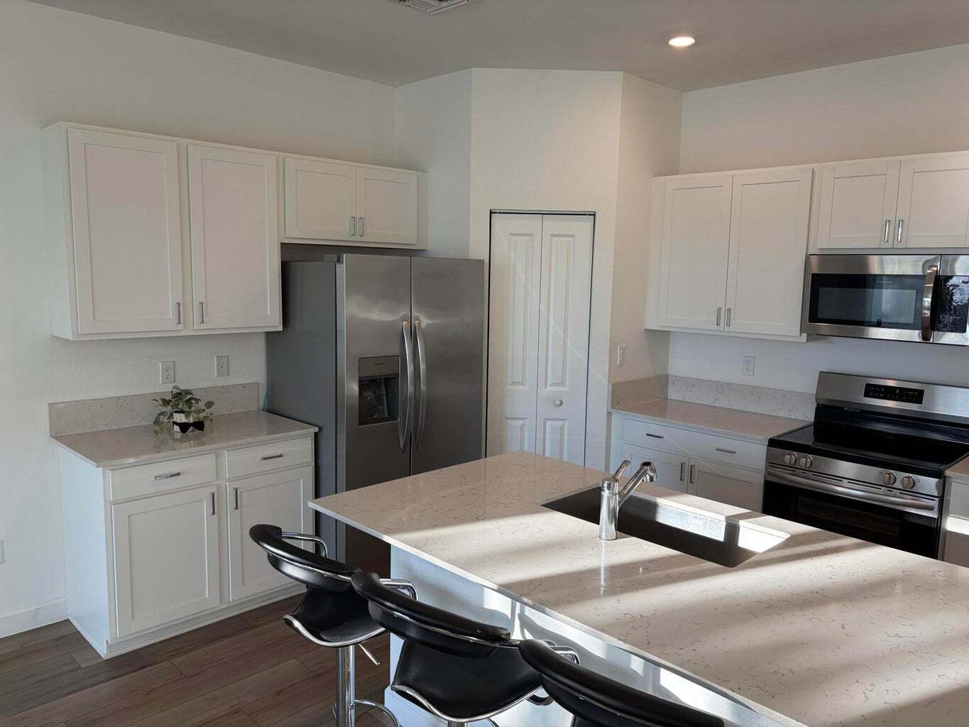 Building Photo - 4181 Lagoon Shore Dr