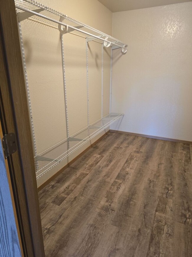 Building Photo - Over 1500 sqft! 3 bedroom 2 full bath suit...