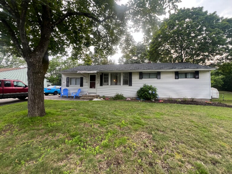 Building Photo - 240 Greenaway Dr