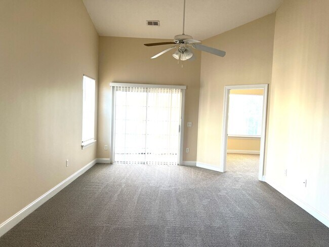 Building Photo - AVAILABLE SOON! 3 BED/2 BATH CONDO IN FOUNTAIN POINTE! FRESHLY PAINTED!
