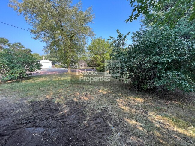 Building Photo - 1200 E 3rd-2 Bedroom house
