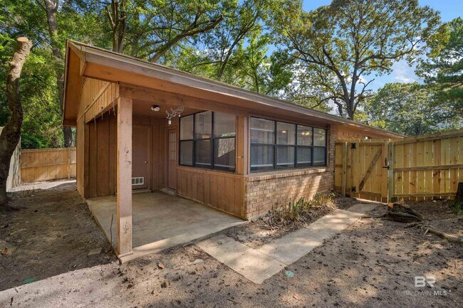 Building Photo - 908 Schaub Ave