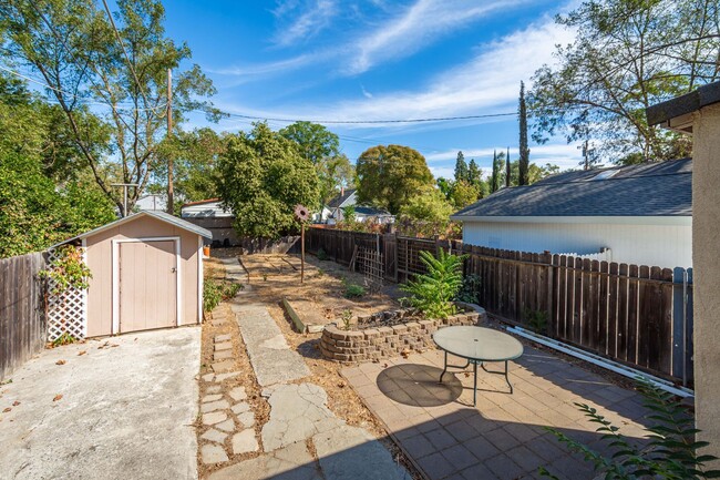 Building Photo - Adorable 3 Bedroom 2 Bath