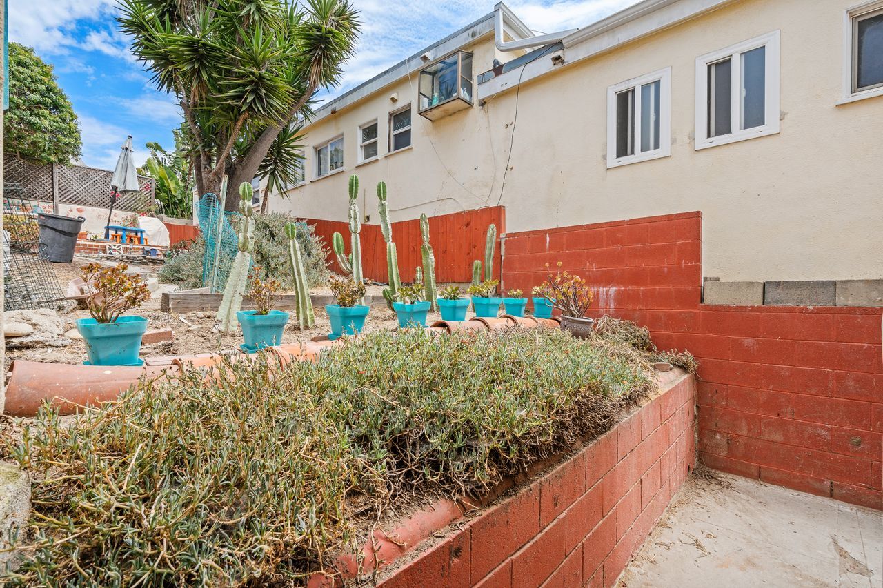 Building Photo - 832 Cypress Ave