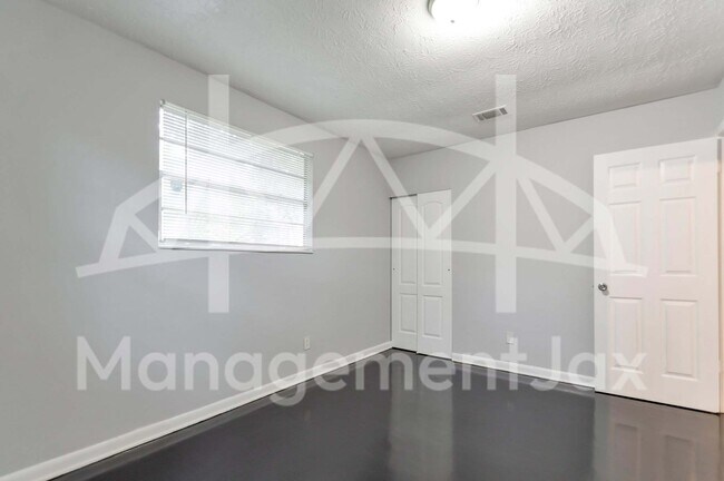 Building Photo - 1551 W 31st St